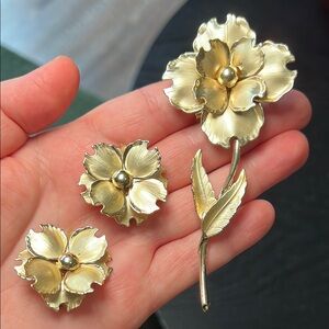 Vintage Signed Coro Gold Tone Flower Floral Clip Earrings & Brooch Jewelry Set